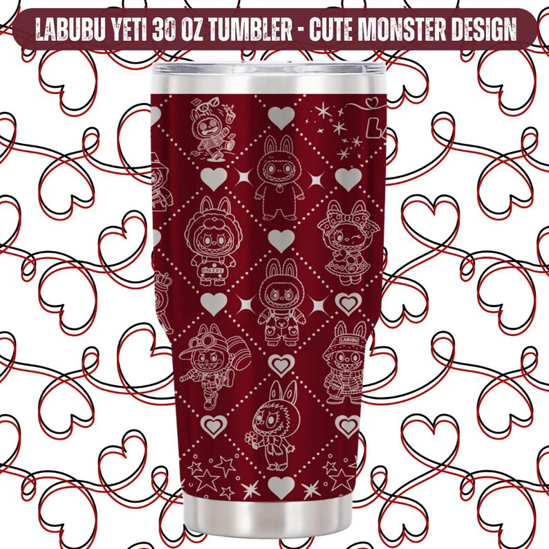Puede incluir: Un vaso de acero inoxidable de 887 ml con un fondo rojo y un patr&oacute;n repetido de personajes de monstruos de dibujos animados blancos, corazones y estrellas. El vaso tiene un borde y una base plateados, y el texto "LABUBU YETI 30 OZ TUMBLER - CUTE MONSTER DESIGN" est&aacute; impreso en la parte superior.
