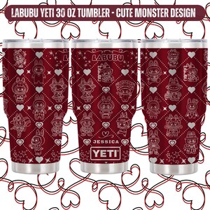 Puede incluir: Un vaso YETI de 887 ml con un fondo granate y un patr&oacute;n repetido de personajes de monstruos lindos, corazones y estrellas. El vaso tiene el texto "LABUBU" y "JESSICA".