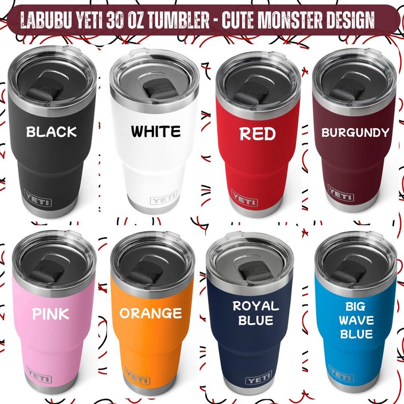 Puede incluir: Ocho vasos Yeti de 30 oz en varios colores: negro, blanco, rojo, burdeos, rosa, naranja, azul real y azul ola grande. Cada vaso tiene una tapa negra y el logotipo de Yeti. El texto 'LABUBU YET 30 OZ TUMBLER - CUTE MONSTER DESIGN' est&aacute; arriba.