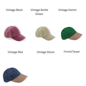Puede incluir: Un conjunto de diez gorras de b&eacute;isbol de diferentes colores. Las gorras est&aacute;n hechas de una tela suave y c&oacute;moda y tienen un aspecto cl&aacute;sico y vintage. Los colores incluyen negro, verde, denim, rojo, piedra, verde bosque y azul marino.