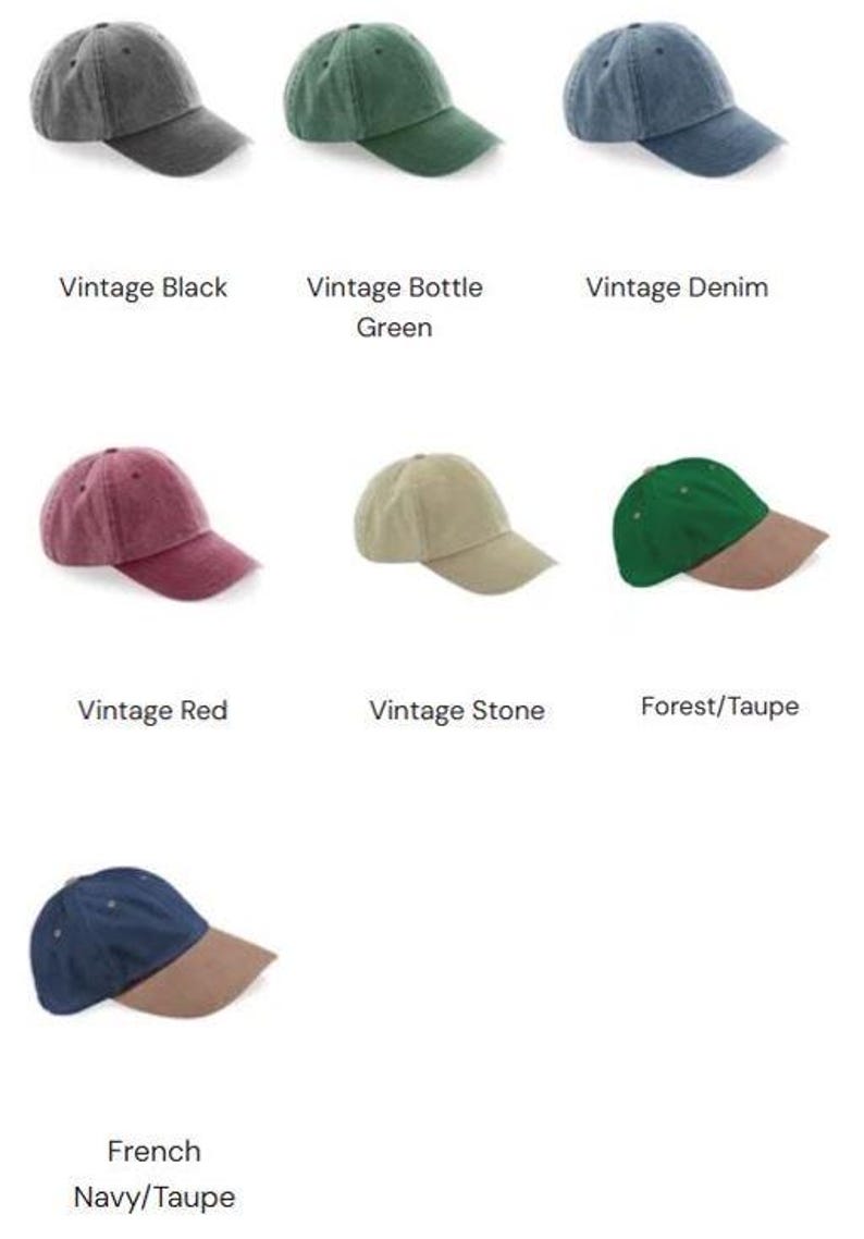 Puede incluir: Un conjunto de diez gorras de b&eacute;isbol de diferentes colores. Las gorras est&aacute;n hechas de una tela suave y c&oacute;moda y tienen un aspecto cl&aacute;sico y vintage. Los colores incluyen negro, verde, denim, rojo, piedra, verde bosque y azul marino.