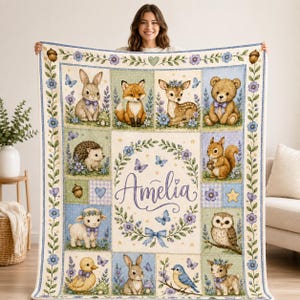 Gepersonaliseerde deken met bosdieren, op maat gemaakte fleece deken met naam, cottagecore patchwork voor babymeisje, decoratie voor de babykamer met bosbloemen, babycadeau