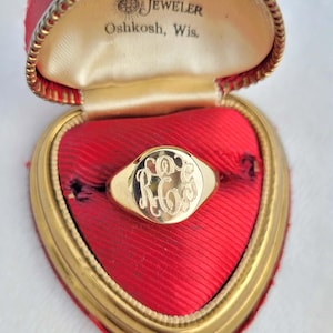 Vintage "REG" Monogram Script Signet Gold Plated Ring Sz 9