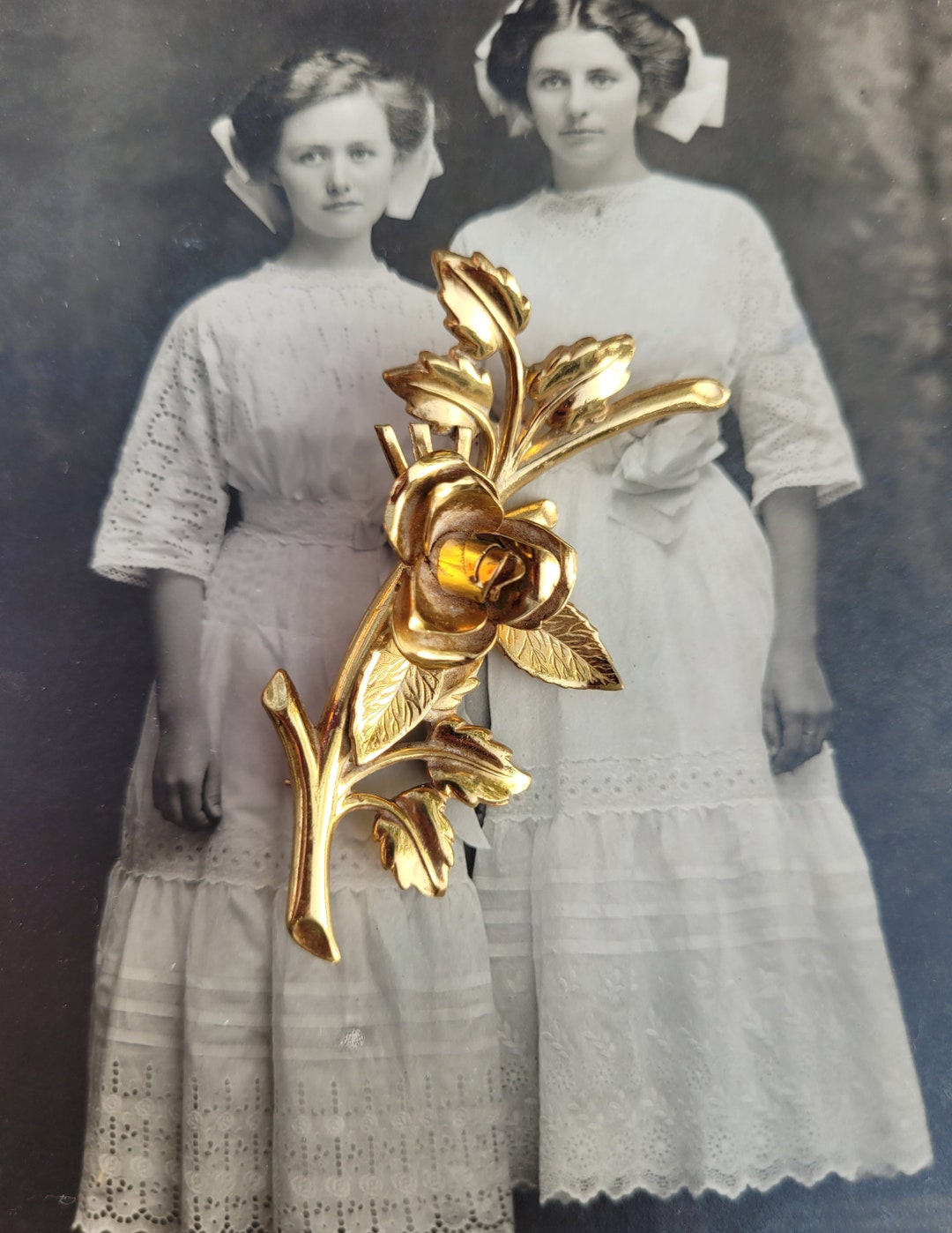 Broche Vintage Avec Une Rose Blanche Sous Résine - Délicate Et Romantique, Parfaite Pour Un Look Rétro