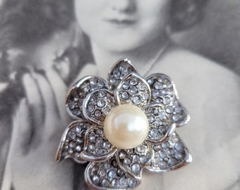 Spilla tono argento con strass floreali Vtg perla finta