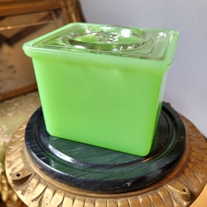 Vintage Jadeite Green Uranium Glass Refrigerator Dish w/ Clear Lid Depression Glass