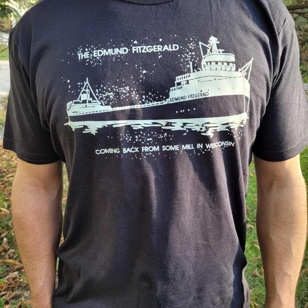 Camiseta de algodón negra para hombre conmemorativa del naufragio del Edmund Fitzgerald, que brilla en la oscuridad, 50 aniversario de Wisconsin, 1975.