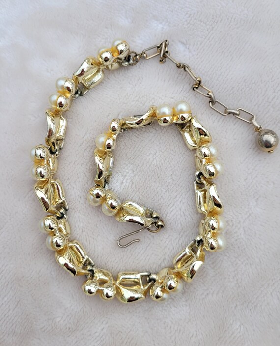 Vintage LISNER Rhinestone Faux Pearl Gold Tone Ch… - image 4