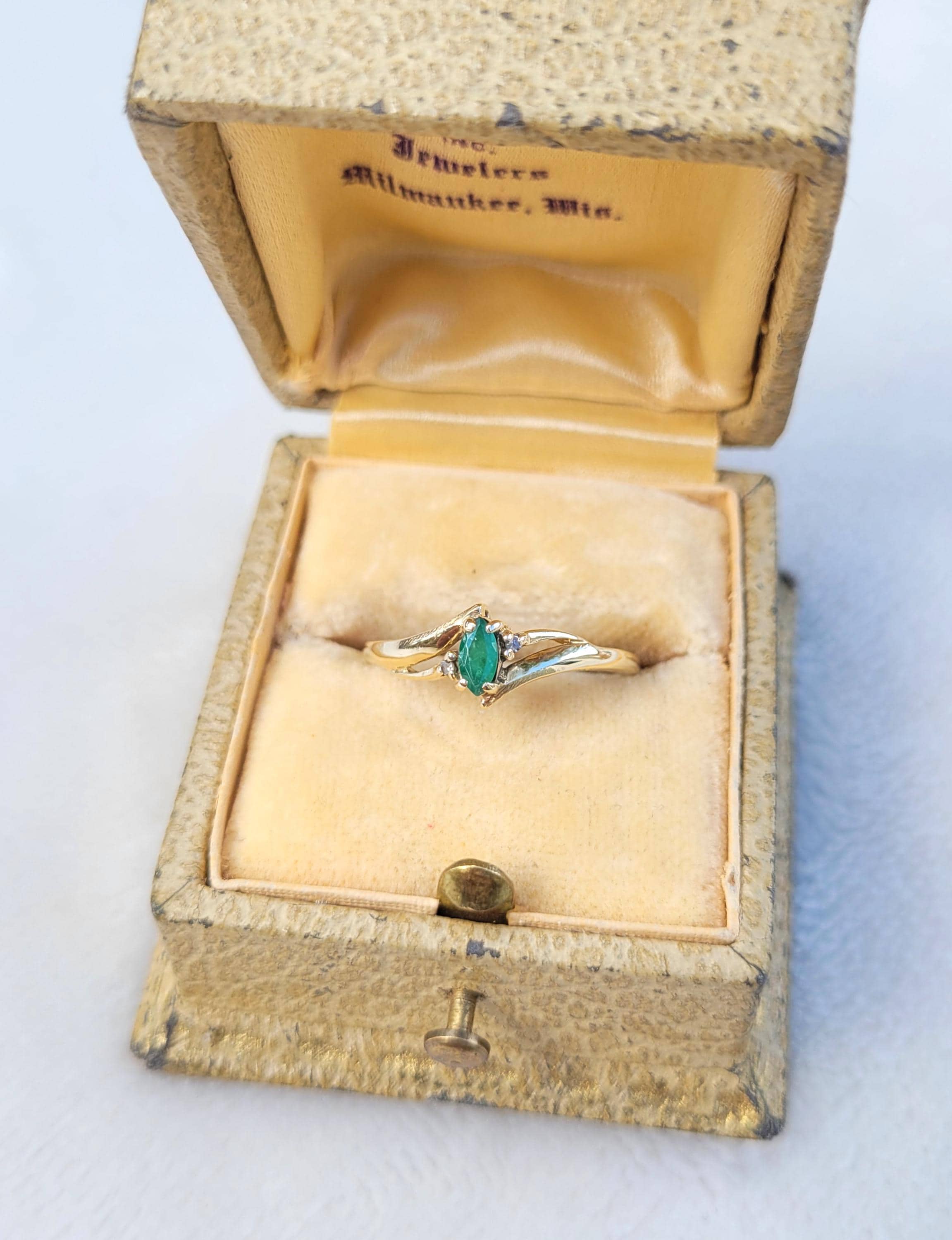 Vintage 10k Yellow Gold Natural Emerald & Diamond Ring Size 7.5 Estate