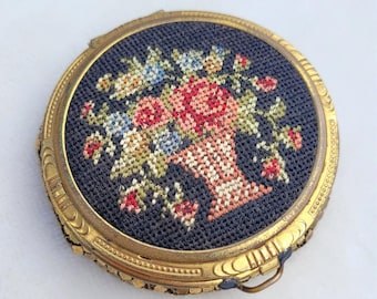 Vtg Embroidered Floral Powder Compact & Rouge Gold Mesh Case - Still Has Makeup!