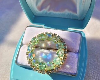 Vintage Green Aurora Borealis Crystal Rhinestone Gold Tone Wreath Brooch Pin