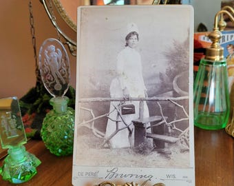 Antigua fotografía victoriana de mujer con sombrero blanco, estilo tarjeta de gabinete, rarezas, ¿enfermera de Wisconsin?
