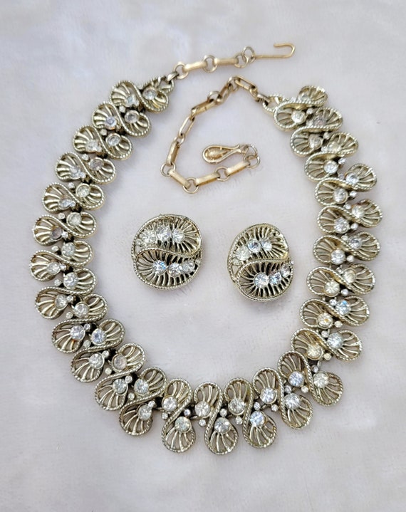 Vintage 50s CORO Crystal Gold Tone Swirls Necklac… - image 3
