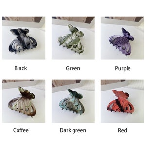 Puede incluir: Seis pinzas para el pelo con forma de mariposa en diferentes colores: negro, verde, morado, caf&eacute;, verde oscuro y rojo. Cada pinza tiene un patr&oacute;n de m&aacute;rmol y un acabado brillante.