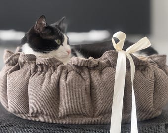 Handgefertigtes Wende-Katzenbett - Kuscheliges Baumwollnest für Haustiere mit hypoallergener Füllung. Katzenliebhaber Geschenk, weiches Haustierbett, Katzenkorb