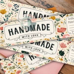 Könnte beinhalten: Handgemachte Etiketten mit floralen Mustern in Rosa, Gelb und Blau. Die Etiketten tragen den Text "HANDMADE WITH LOVE" in fetter schwarzer Schrift. Einige Etiketten enthalten Platz für Größen- und Materialangaben.
