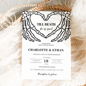 Pode incluir: Um convite de casamento branco com texto preto e um design de coração de mãos de esqueleto. O convite inclui o texto "Till Death Do Us Part", os nomes "Charlotte & Ethan" e detalhes do casamento para 18 de outubro de 2030.