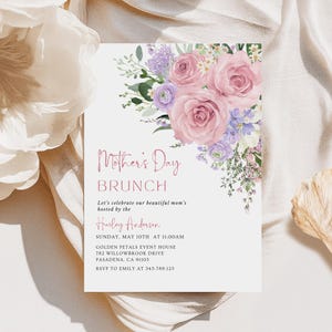 Może przedstawiać: Zaproszenie na brunch z okazji Dnia Matki z motywami kwiatowymi. Zaproszenie zawiera różowe i fioletowe róże oraz tekst "Mother's Day Brunch". Wydarzenie jest organizowane przez Hailey Anderson.
