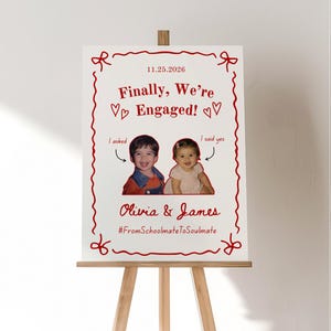 Enfin, nous sommes fiancés ! Panneau « Ces enfants sont fiancés », panneau de bienvenue dessiné à la main pour une fête de fiançailles, panneau avec photo d'enfance, modèle Canva modifiable.