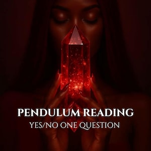 Könnte beinhalten: Ein durchscheinender, leuchtend roter Kristallpunkt mit funkelnden Einschlüssen im Inneren. Der Text PENDULUM READING YES/NO ONE QUESTION ist unten in Weiß aufgedruckt. Der Kristall wird aufrecht vor einem dunkelroten Hintergrund gehalten.
