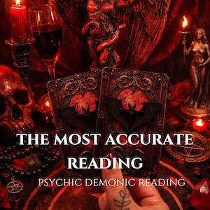 Puede incluir: Dos cartas de tarot rectangulares con un esquema de color rojo oscuro y negro, una ilustración central de un murciélago y bordes de filigrana. El texto THE MOST ACCURATE READING y PSYCHIC DEMONIC READING está impreso en blanco sobre las cartas.