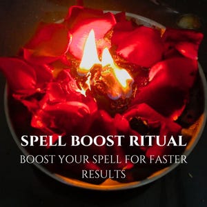 Puede incluir: Un recipiente redondo lleno de pétalos de rosa de color rojo brillante que rodean una llama central encendida. El texto SPELL BOOST RITUAL y BOOST YOUR SPELL FOR FASTER RESULTS está impreso en letras mayúsculas blancas en el centro.