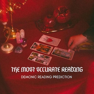 以下が含まれることがあります： タロットカード、クリスタル、果物のある赤いテーブル。テキスト「THE MOST ACCURATE READING」と「DEMONIC READING PREDICTION」が表示されています。手がカードに手を伸ばしています。