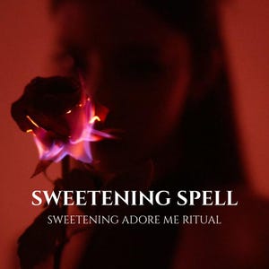 Peut inclure: Une rose unique enveloppée de flammes orange vif et violettes sur un fond rouge sombre. Le texte SWEETENING SPELL et SWEETENING ADORE ME RITUAL est imprimé en lettres capitales blanches au centre en bas de l'image.