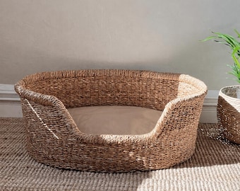 Elegante coperta per cani realizzata in erba marina intrecciata, ideale come regalo per cani e gatti.