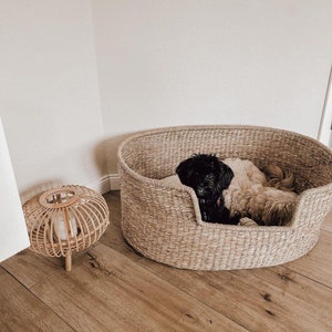 Wunderschönes Hundekörbchen aus geflochtenem und natürlichem Seegras in nachhaltigem Boho Stil für deinen Hund und deine Wohnung.