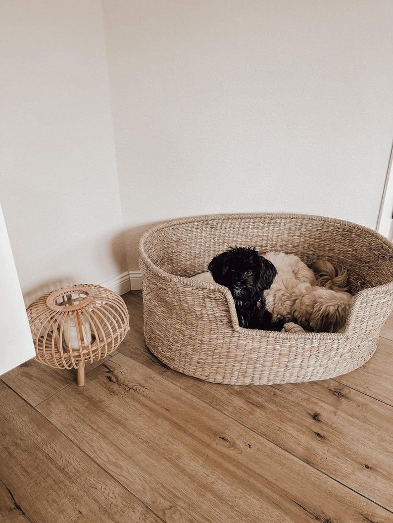 Wunderschönes Hundekörbchen aus geflochtenem und natürlichem Seegras in nachhaltigem Boho Stil für deinen Hund und deine Wohnung.