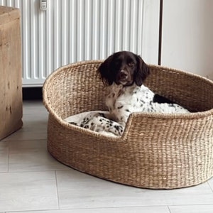 Wunderschönes Hundekörbchen aus geflochtenem und natürlichem Seegras in nachhaltigem Boho Stil für deinen Hund und deine Wohnung.