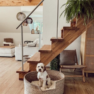 Wunderschönes Hundekörbchen aus geflochtenem und natürlichem Seegras in nachhaltigem Boho Stil für deinen Hund und deine Wohnung.