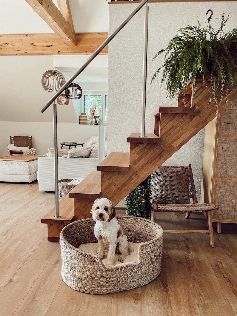 Wunderschönes Hundekörbchen aus geflochtenem und natürlichem Seegras in nachhaltigem Boho Stil für deinen Hund und deine Wohnung.