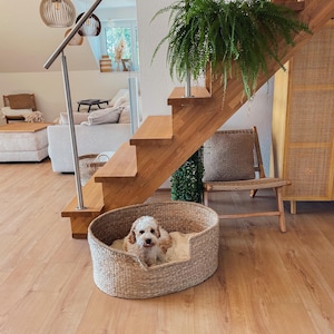 Wunderschönes Hundekörbchen aus geflochtenem und natürlichem Seegras in nachhaltigem Boho Stil für deinen Hund und deine Wohnung.