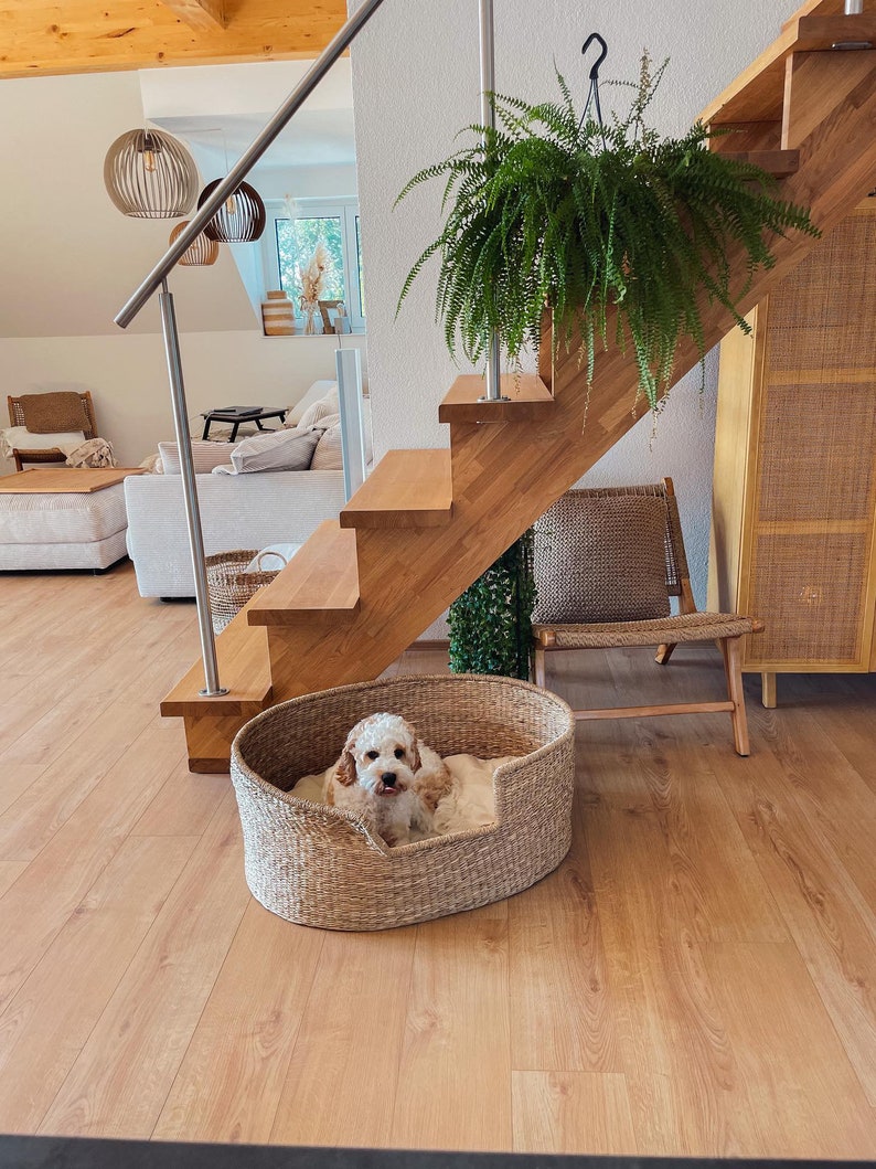 Wunderschönes Hundekörbchen aus geflochtenem und natürlichem Seegras in nachhaltigem Boho Stil für deinen Hund und deine Wohnung.