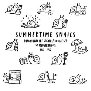 以下が含まれることがあります： 夏の活動を楽しむカタツムリの白黒イラスト。サングラスをかけたカタツムリ、アイスクリーム、レモネード、砂の城を作るシーンが含まれています。「Summertime Snails」と「Handdrawn Art Sticker / Doodle Set」の文字。