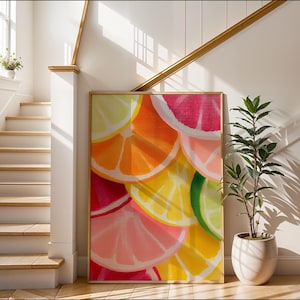 Può includere: Un'opera d'arte incorniciata con un design vibrante e colorato di fette di agrumi sovrapposte. L'opera d'arte presenta sfumature di rosa, arancione, giallo e verde. L'opera d'arte è esposta in una stanza luminosa con una scala e una pianta in vaso.