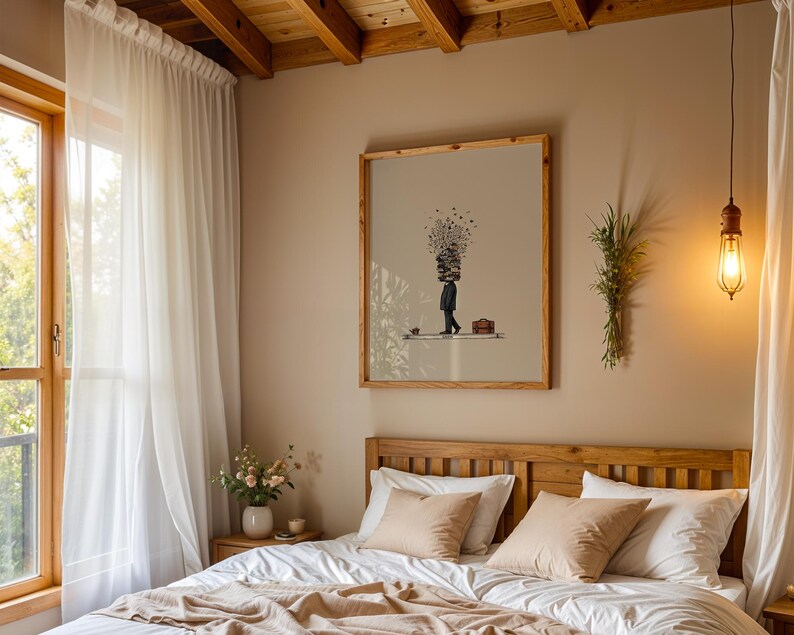 Puede incluir: Interior de dormitorio con una cama de madera, ropa de cama blanca y almohadas beige. Una obra de arte enmarcada cuelga sobre la cama, y cortinas blancas transparentes enmarcan una ventana. Una l&aacute;mpara colgante y un peque&ntilde;o jarr&oacute;n de flores completan la decoraci&oacute;n.