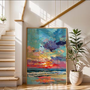 Può includere: Dipinto astratto incorniciato che raffigura un vivace tramonto sull'oceano. L'opera presenta pennellate audaci nei toni del blu, viola, rosa, arancione e giallo. È esposto in un interno luminoso con una scala e una pianta in vaso.
