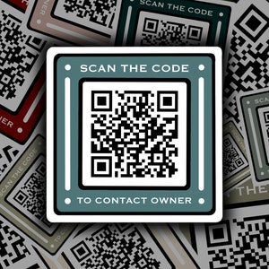 Pode incluir: Um adesivo branco com uma borda azul e um código QR preto e branco. O adesivo diz "SCAN THE CODE" e "TO CONTACT OWNER" em texto preto.