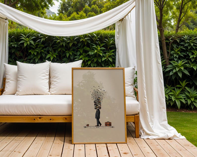 Puede incluir: Una impresi&oacute;n art&iacute;stica enmarcada representa a una persona con una pila de libros en la cabeza, caminando con un malet&iacute;n. La obra de arte est&aacute; en una paleta de colores neutros. La impresi&oacute;n se exhibe en una terraza de madera, cerca de un sal&oacute;n exterior blanco.