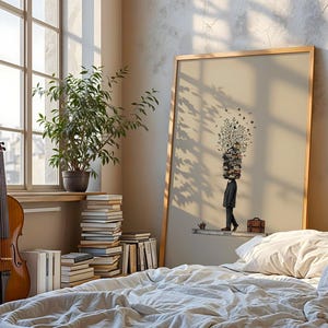 Puede incluir: Una impresi&oacute;n art&iacute;stica enmarcada representa a una persona con una pila de libros en la cabeza, caminando con un malet&iacute;n. Un violonchelo se apoya en una ventana, junto a una planta en maceta y una pila de libros. La habitaci&oacute;n tiene una paleta de colores neutros.
