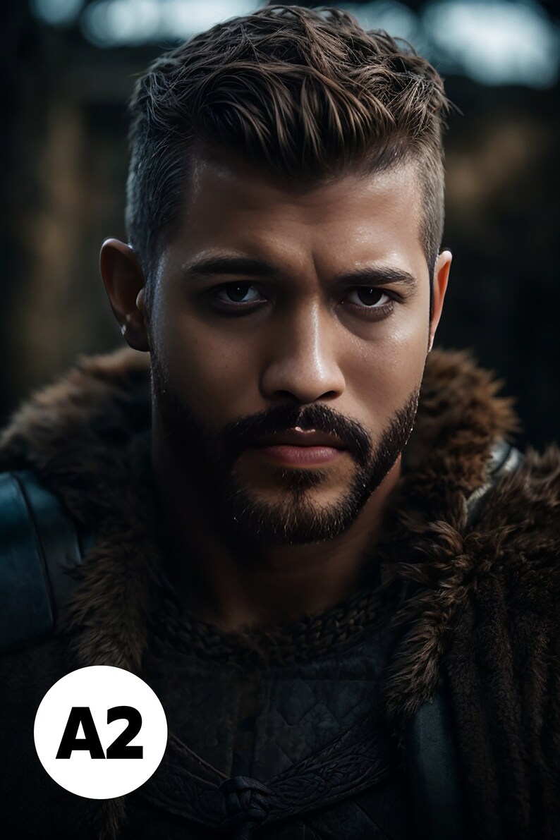 Op de afbeelding: Een close-up portret van een man met kort bruin haar, een baard en een serieuze uitdrukking. Hij draagt een donkerbruine leren jas met bontkraag.