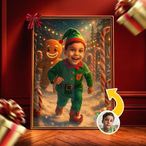 Puede incluir: Una obra de arte navideña enmarcada que presenta a un niño vestido de elfo, corriendo alegremente por una escena nevada con bastones de caramelo y un hombre de jengibre. El elfo lleva un traje verde y un gorro puntiagudo.