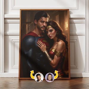 Op de afbeelding: Een ingelijst portret van Superman en Wonder Woman. Superman draagt een blauw pak met een rode cape en Wonder Woman draagt een rood en gouden outfit. Het kunstwerk wordt gepresenteerd in een bruine houten lijst.