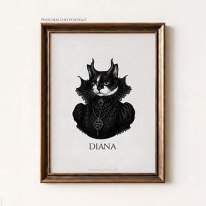 以下が含まれることがあります： 小さな角が生えた猫の白黒イラストが描かれた額入りアートプリント。暗い装飾的なヴィクトリア朝風の襟と五芒星のネックレスを身に着けている。テキストには「PERSONALIZED PORTRAIT」「DIANA」「VELIZMAN DIGITAL ART」と記されている。