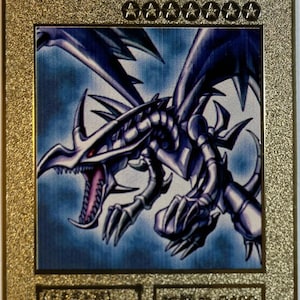 Carta japonesa Yugioh de dragón negro de ojos rojos y oro en metal completo