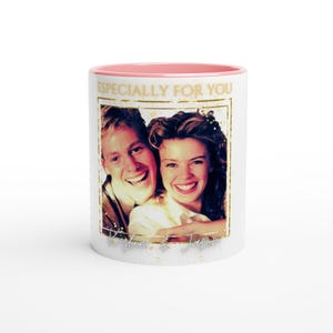 Kylie und Jason Tasse ""Besonders für Dich"" / Weihnachten / Retro / 1980er Jahre / Nachbarn / PHL - Weiße 11oz Keramiktasse mit Farbe im Inneren."