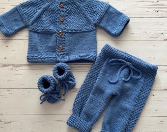 Conjunto de ropa de bebé niño tejido a mano / Ropa azul de punto para recién nacido / Conjunto de cárdigan, pantalones y patucos para bebé / Conjunto para la salida del hospital